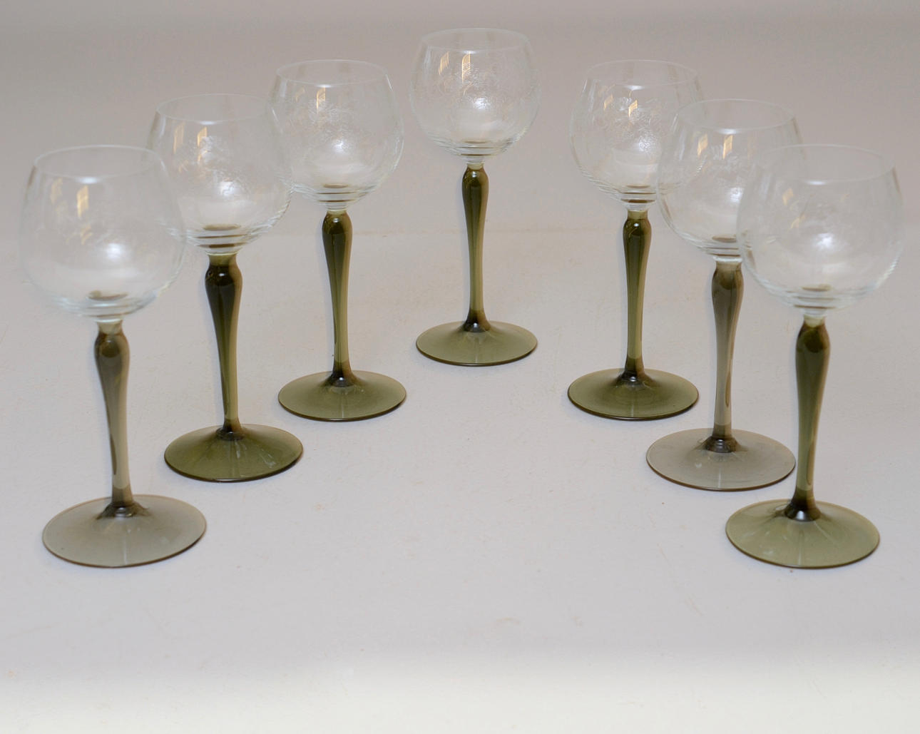 VITVINSGLAS, gröntonad fot.