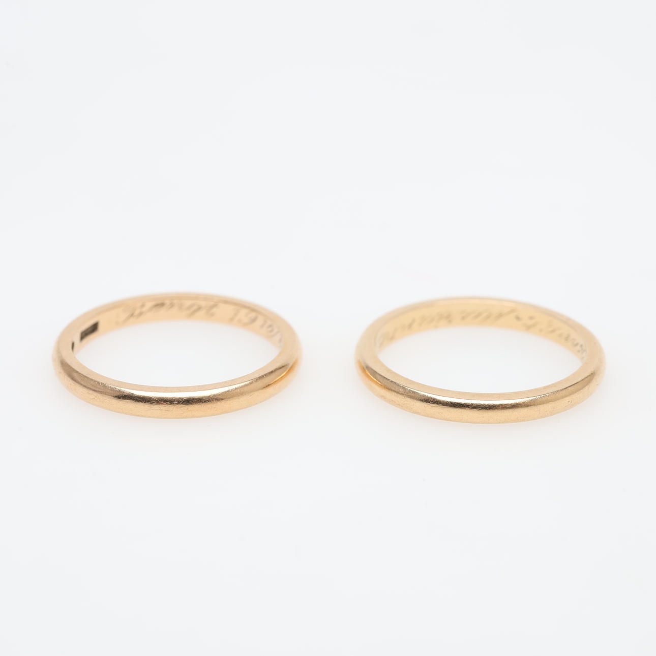 RINGAR 2 stycken, 18K, guld, vikt ca 6,9 gram.