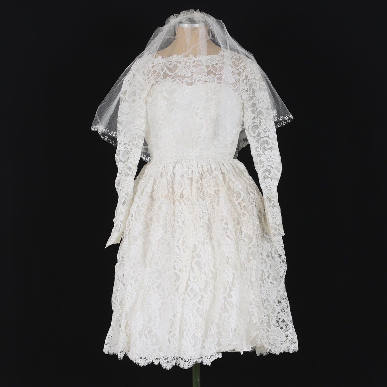 BRÖLLOPSKLÄNNING, stl 38, med spets. 1900-talets mitt.