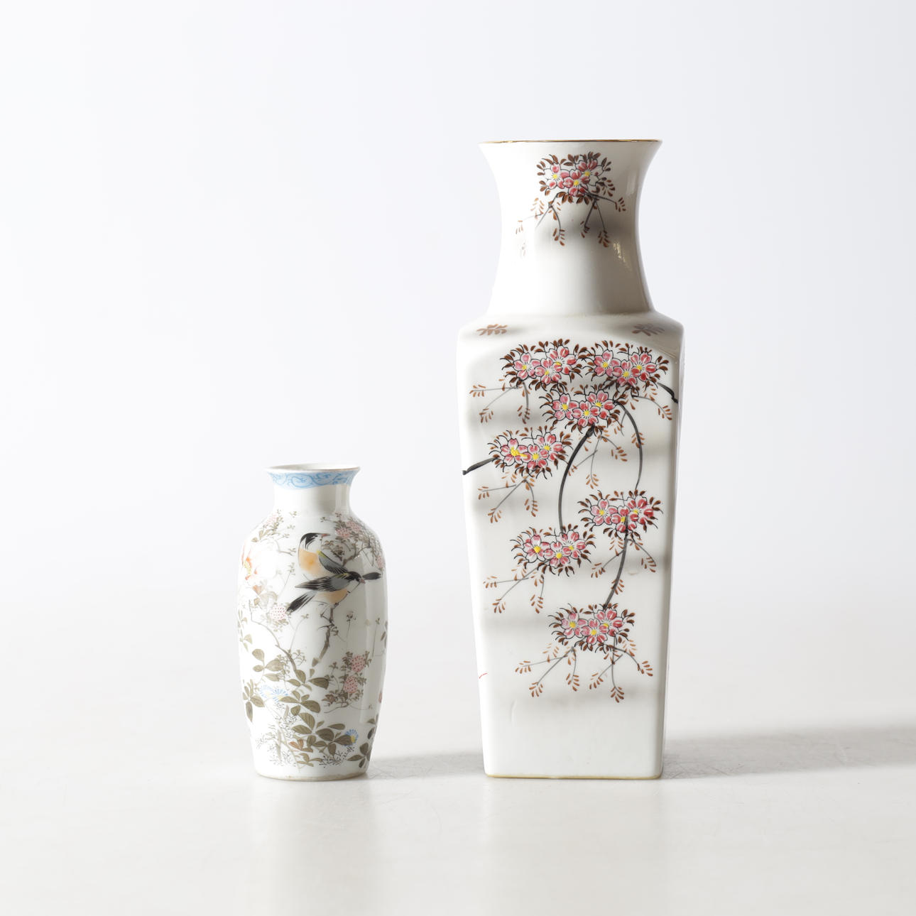 VASER, 2 st. Porslin, Kina samt Japan.