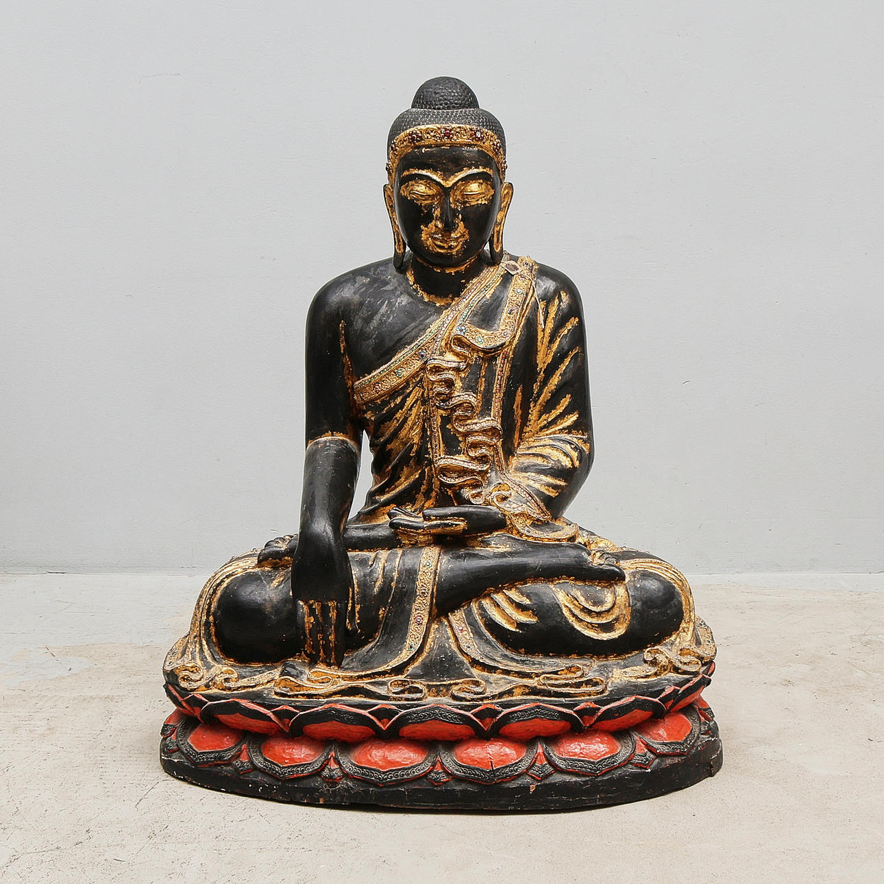 SKULPTUR, Buddha, bemålat trä.