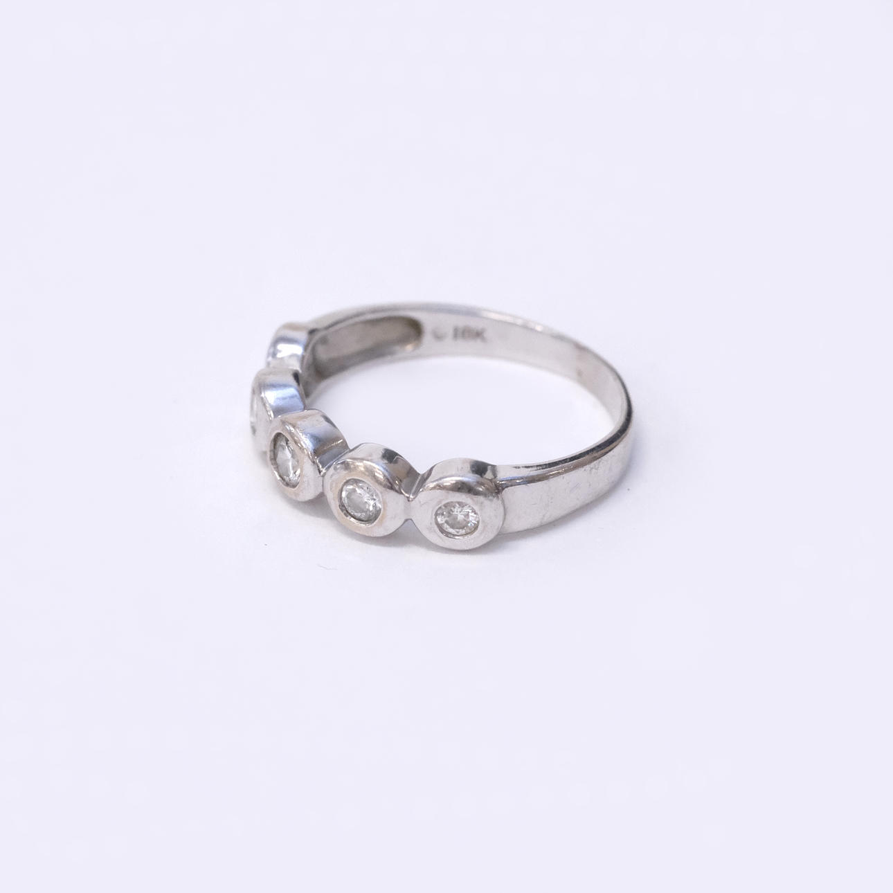 RING MED DIAMANTER, 18K VITGULD.