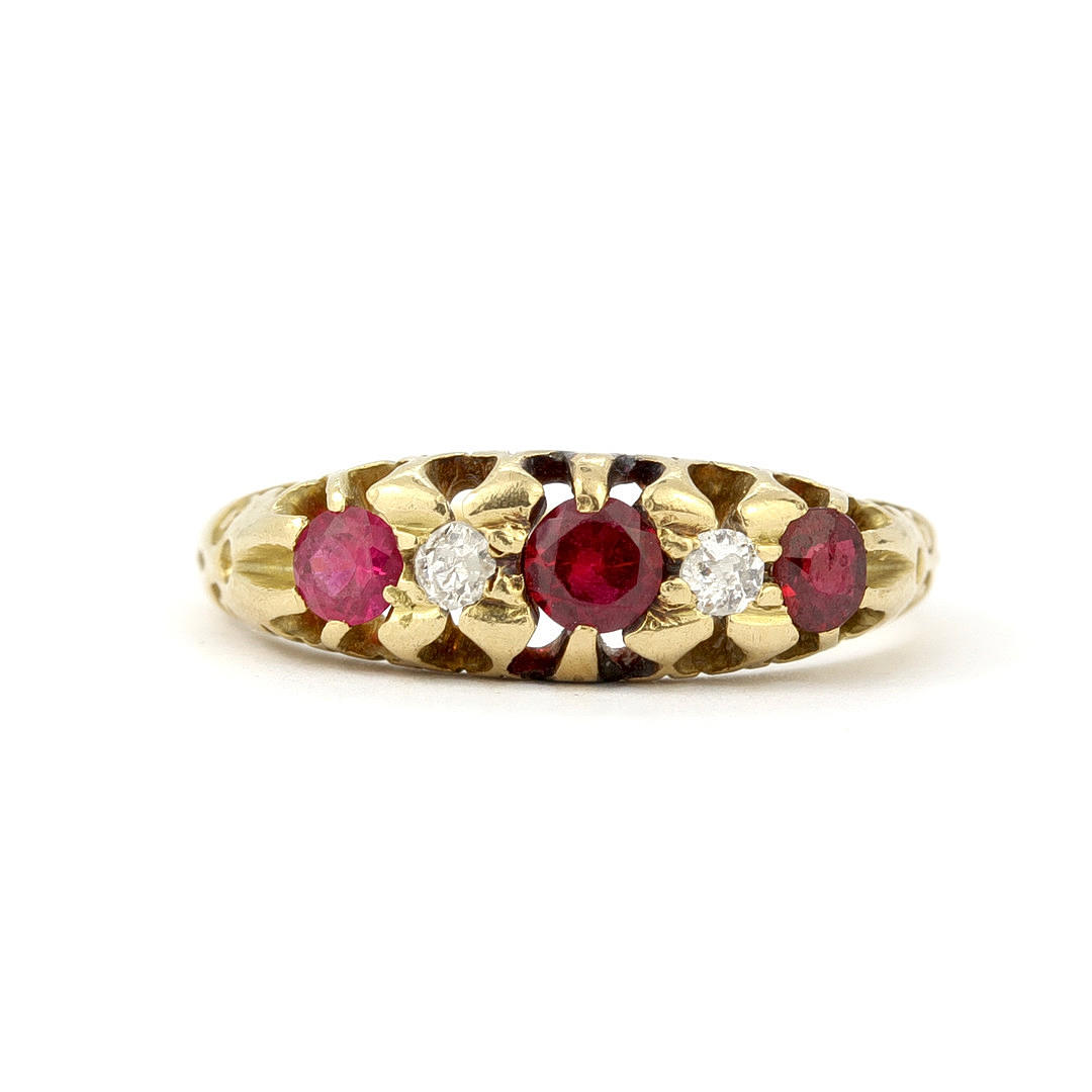 RING I 18KT GULD MED DIAMANT OCH RUBIN.