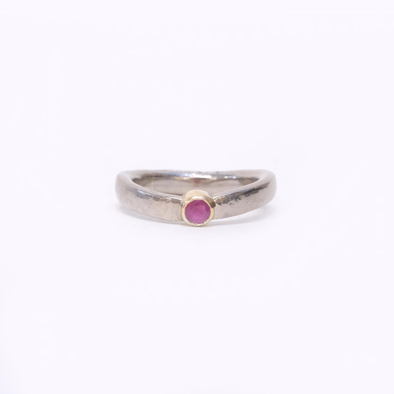 RING MED RUBIN, 18K GULD.