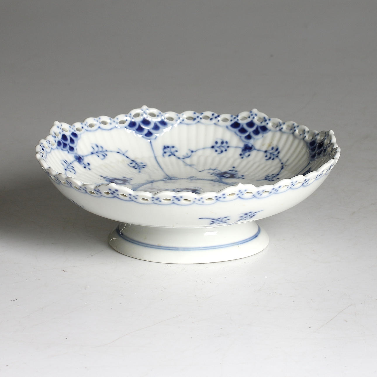 MUSSELMALET, porslin, kakfat på fot, helblond, Royal Copenhagen.