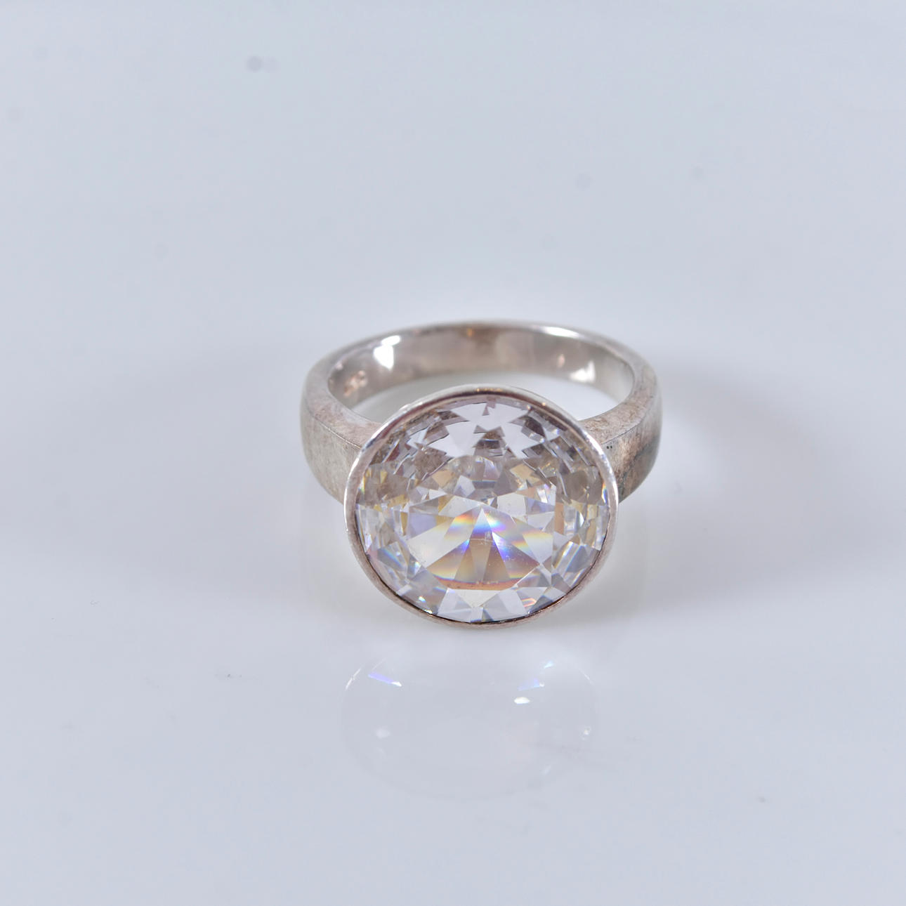 RING, med vit sten, sterlingsilver.