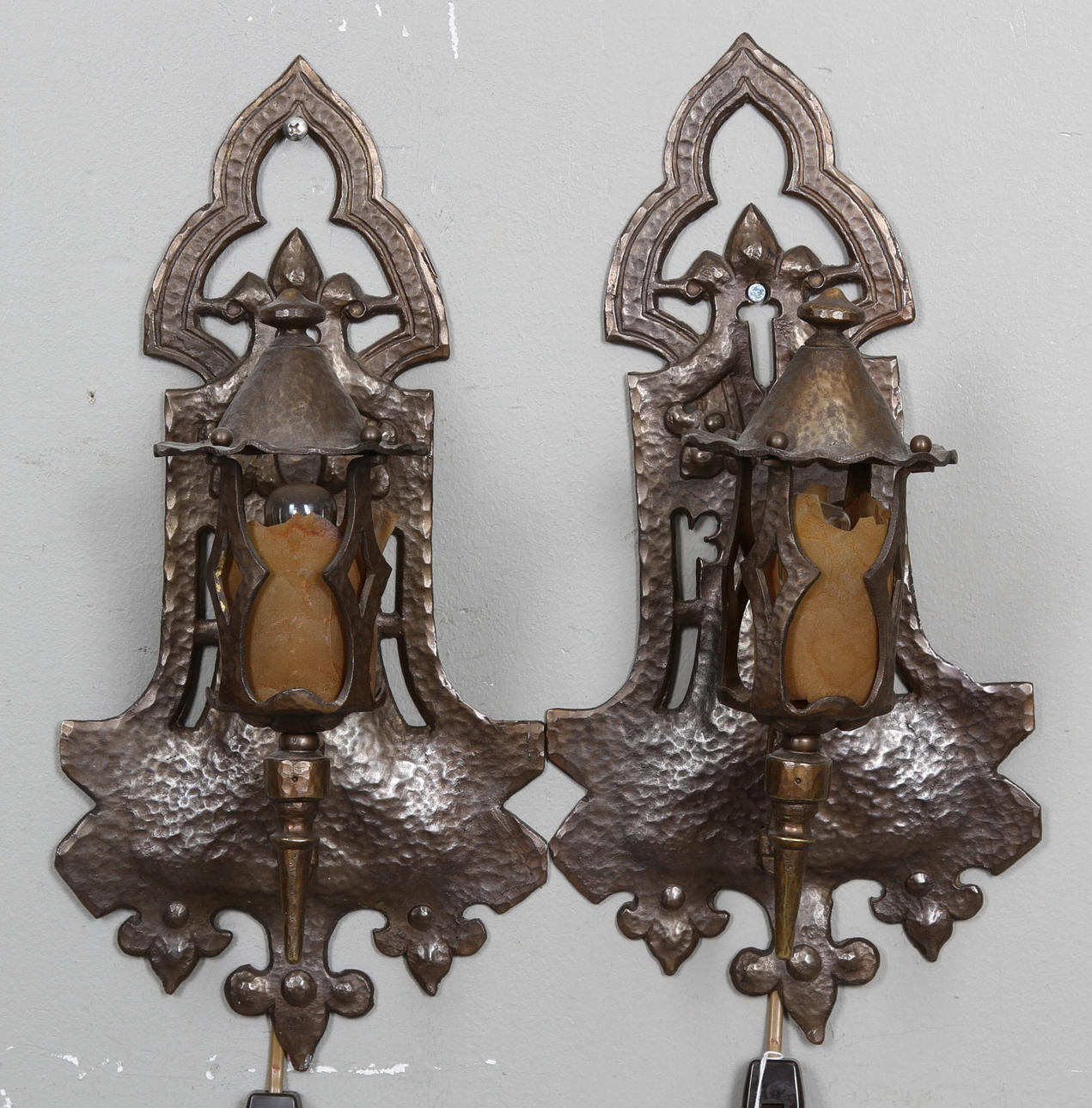 VÄGGLAMPOR, ett par, koppar, stämplade G&G samt daterade AUG 22 1927.