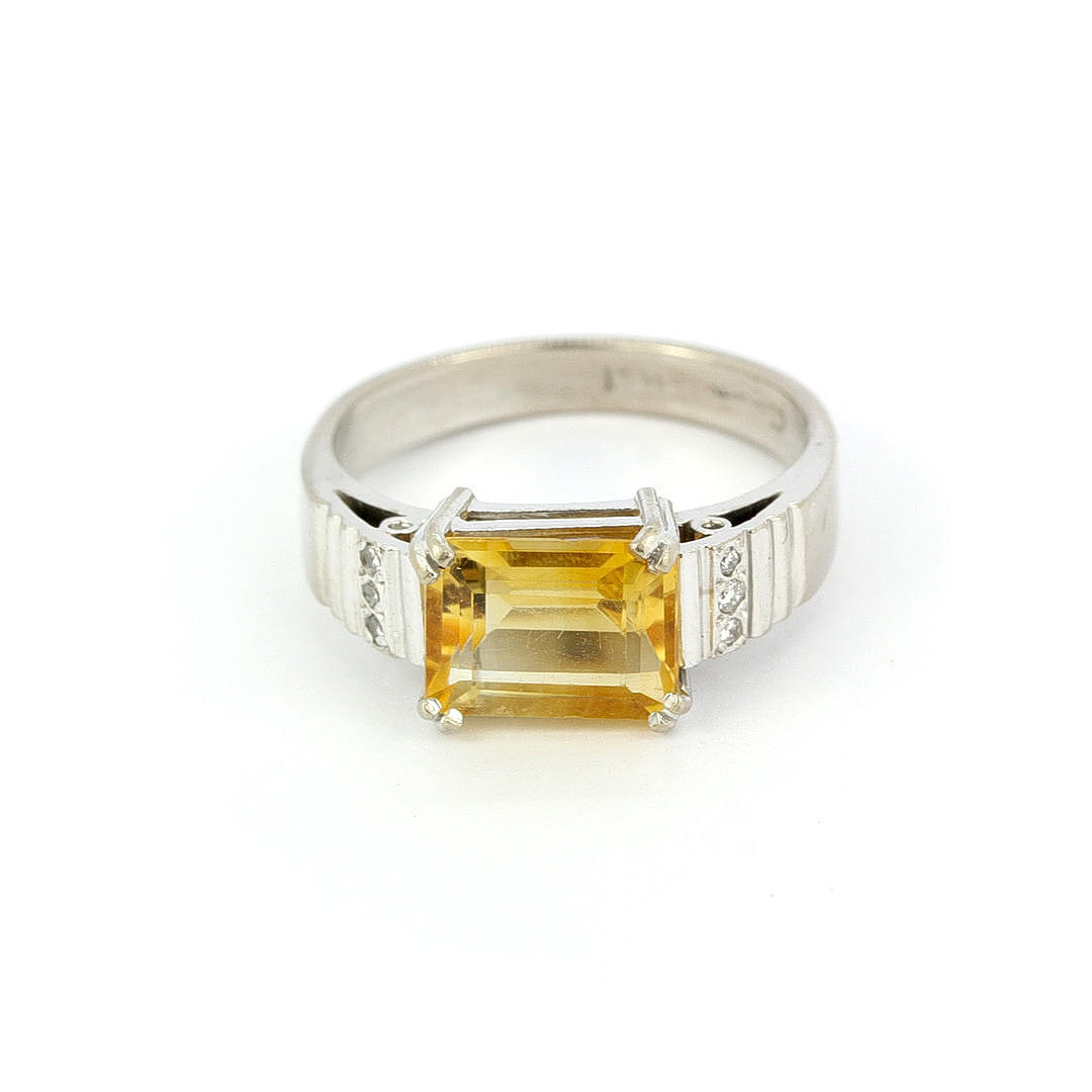 RING I 18KT GULD MED CITRIN OCH DIAMANTER.
