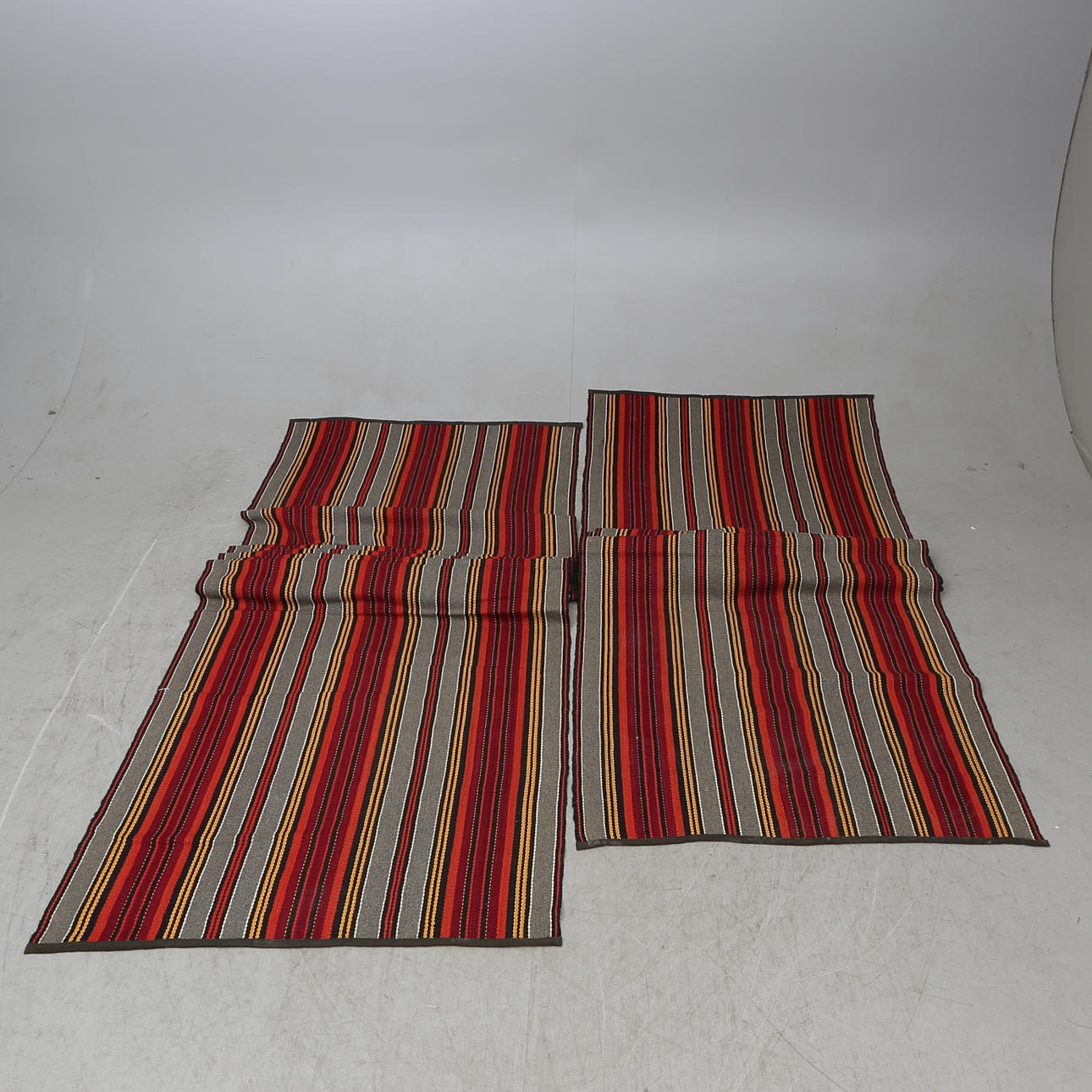 TEXTIL / MATTA, 2 st, allmoge, 1900-tal, 410 x 112 cm.