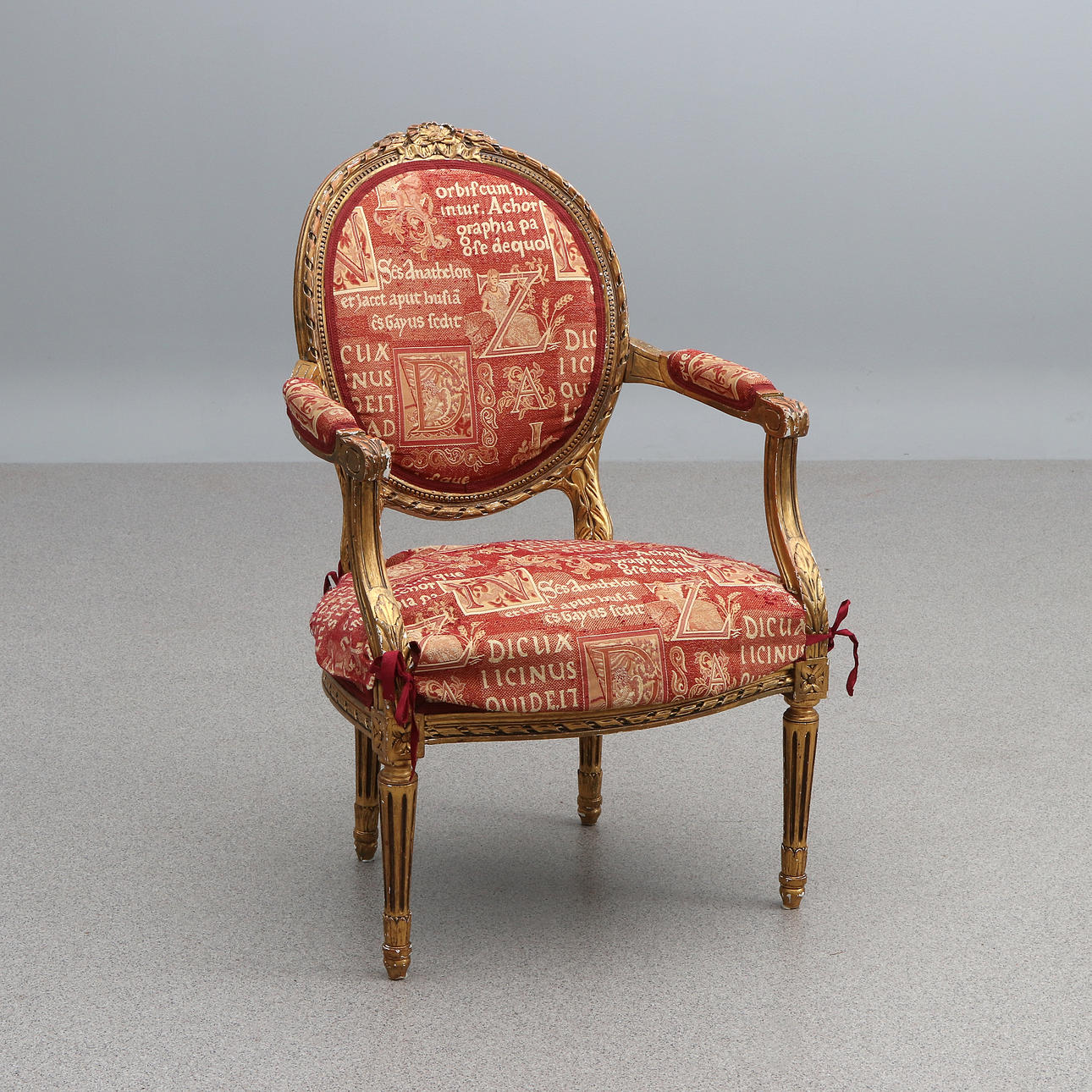 KARMSTOL. Skuret och bronserat trä. Gustaviansk stil, 1900-tal.