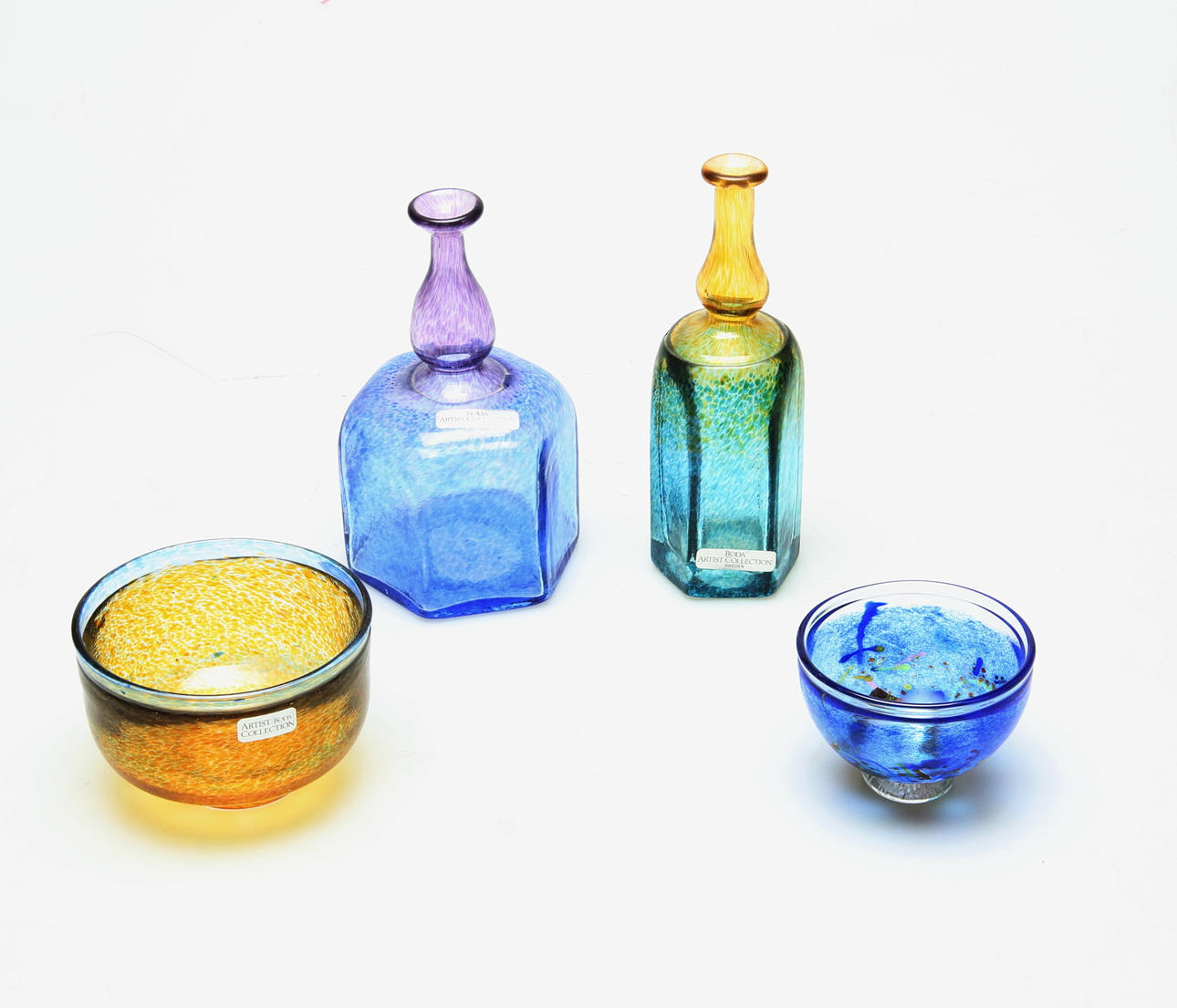 SKÅLAR samt VASER, 4 delar, glas, Bertil Vallien, bland annat Artist Collection, signerade.