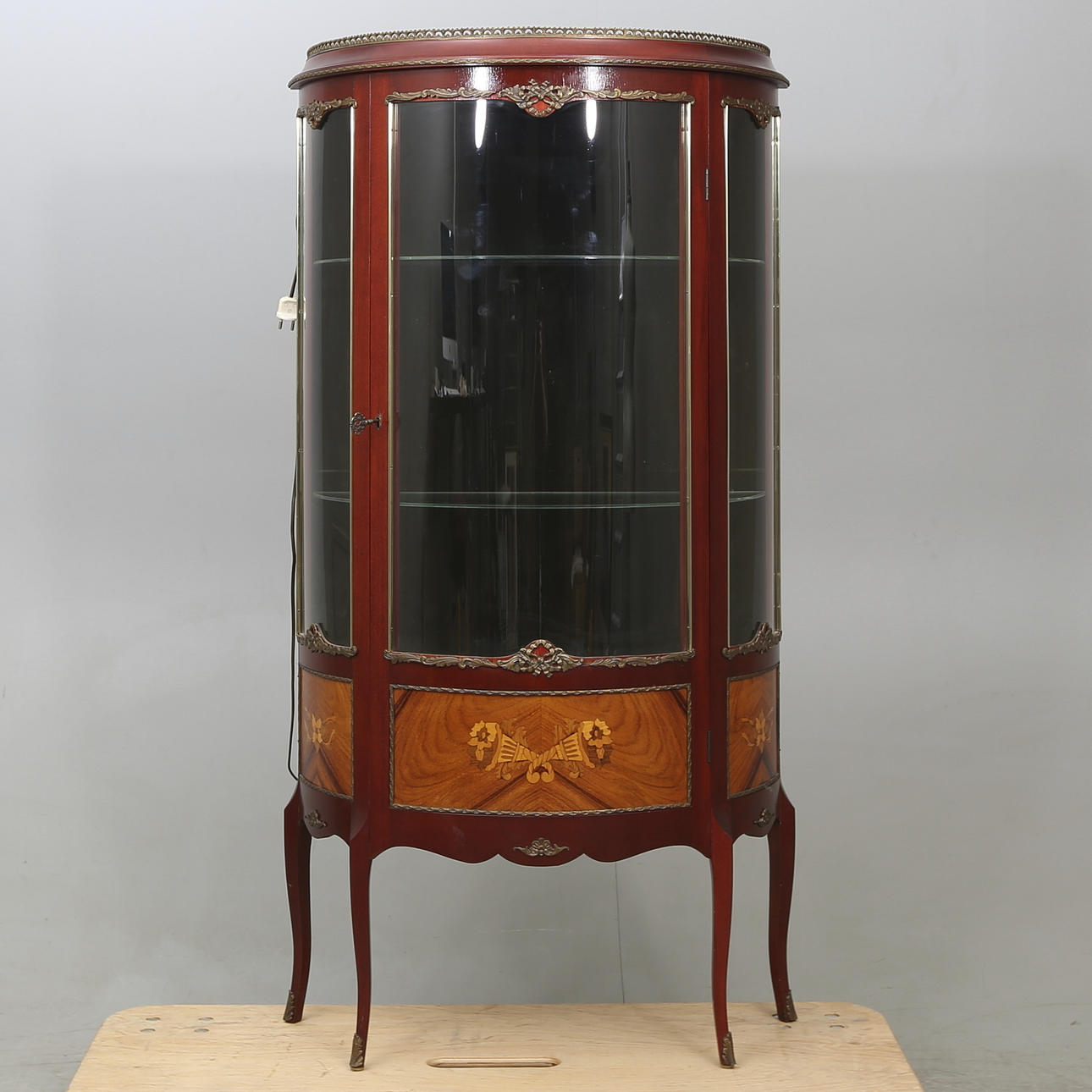 VITRINSKÅP, Louise XVI-stil, 1900-talets mitt.