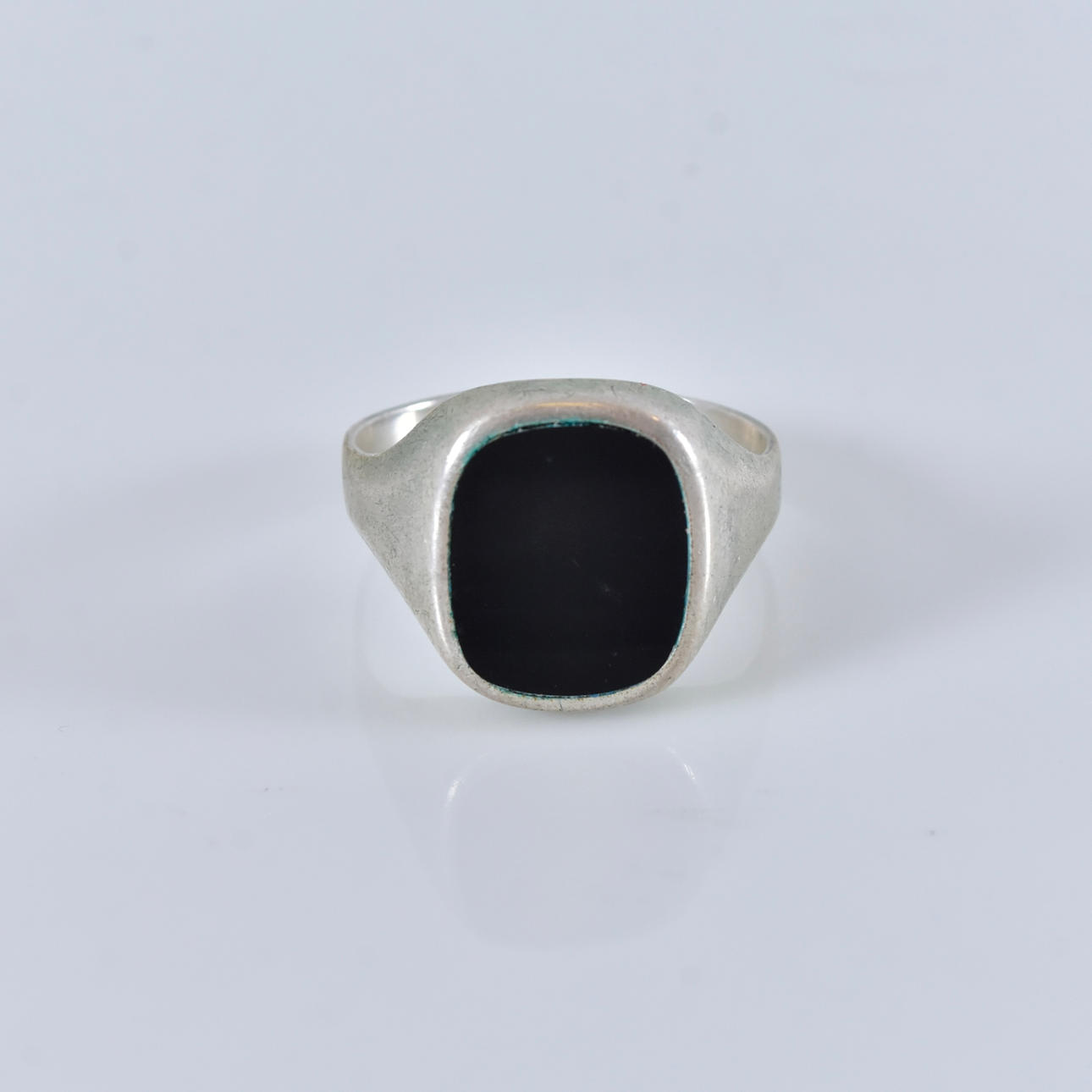 KLACKRING, med svart sten, silver.