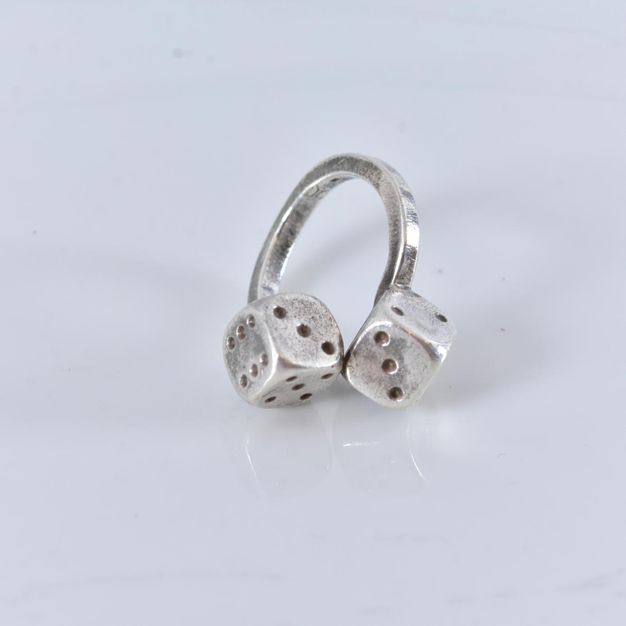 RING, i form av två tärningar, sterlingsilver.