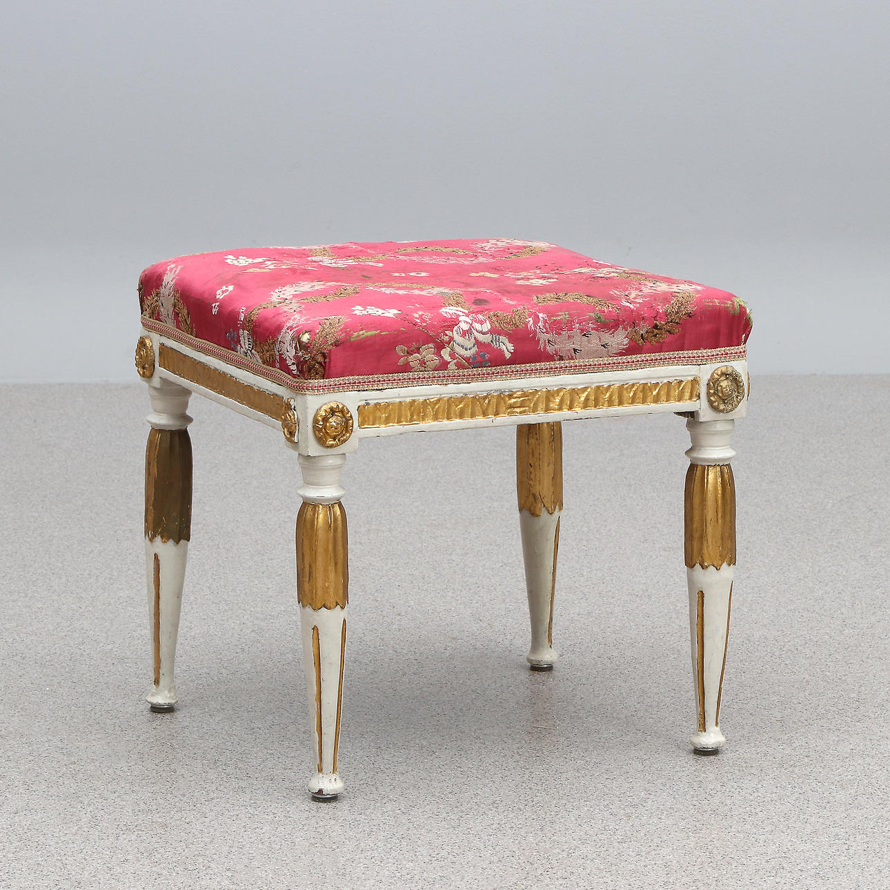PALL. Gustavianskt provinsarbete, 1800-tal. Skuret, bronserat och vitmålat trä.