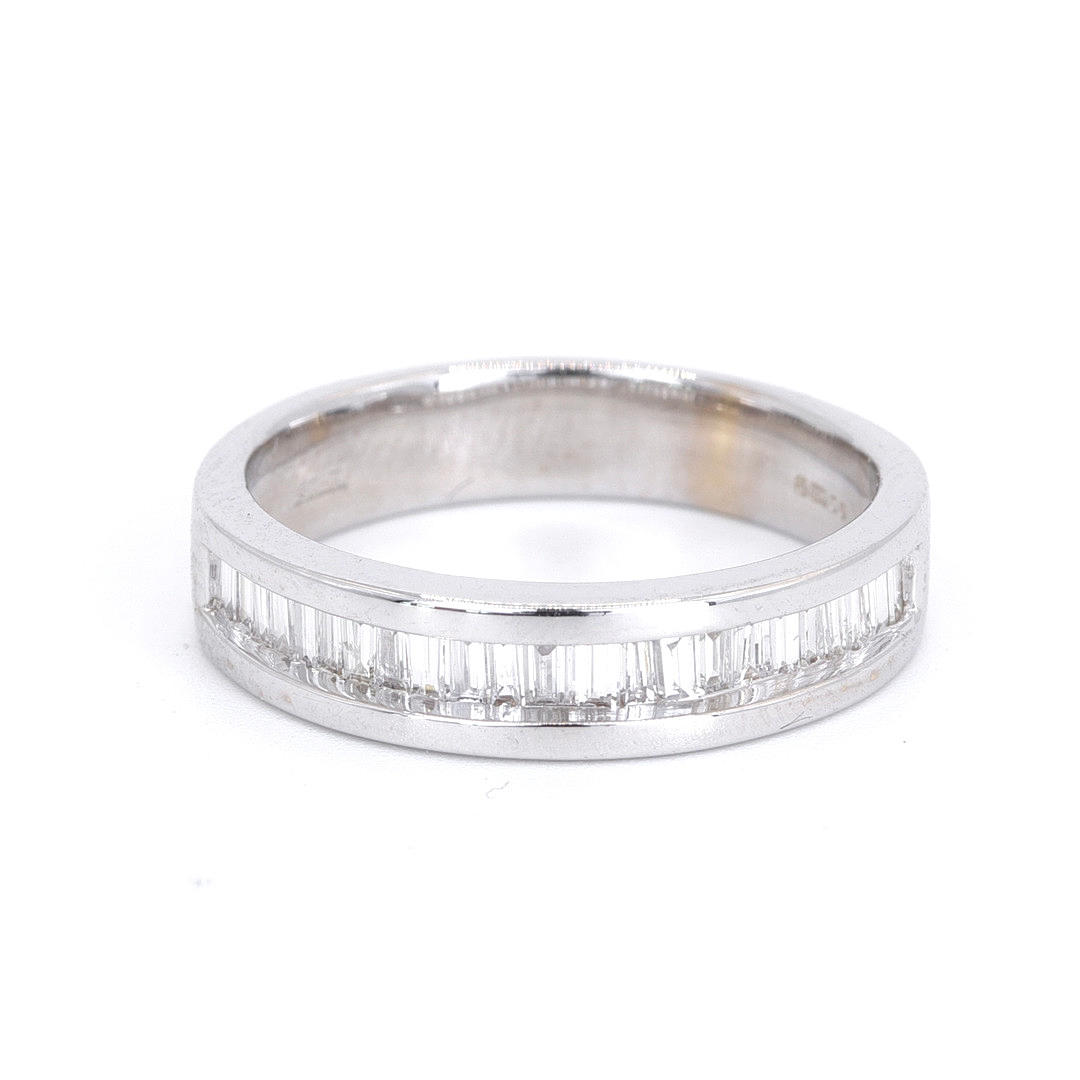 RING I 18KT VITGULD DIAMANTBESATT.