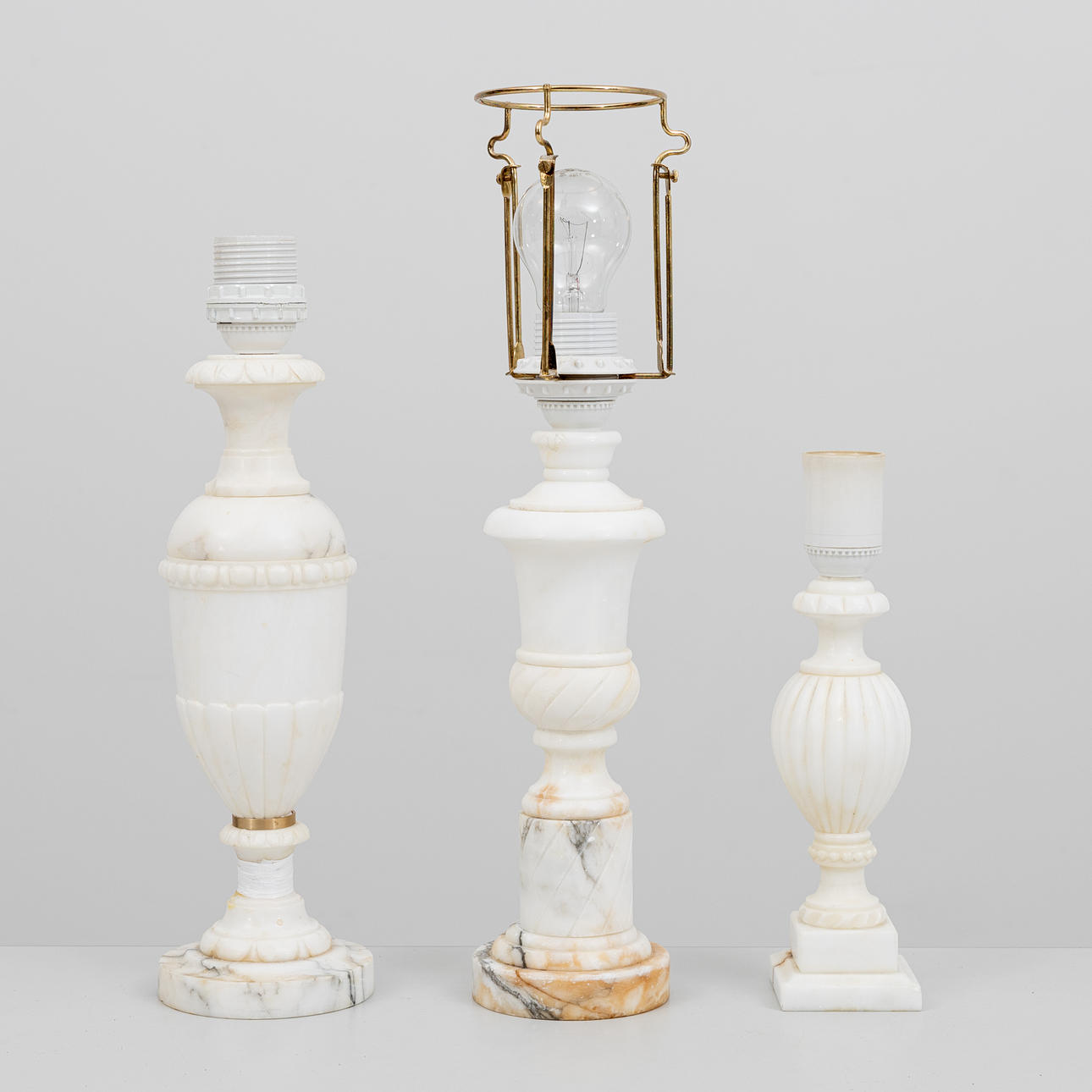 BORDSLAMPOR, 3 st, alabaster. 1900-talers andra hälft.