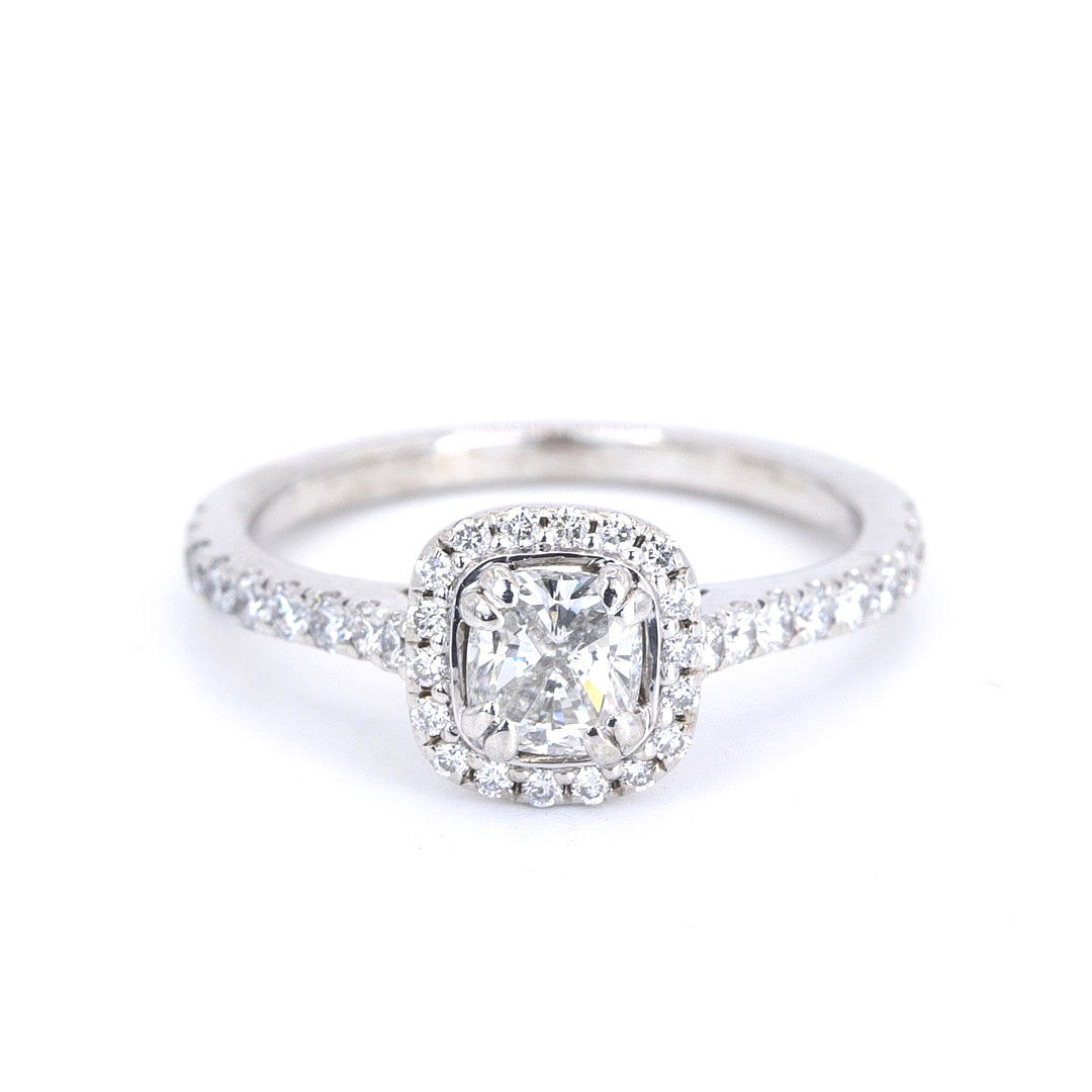 DIAMANTRING MED HALOFATTNING 0,9 CT.