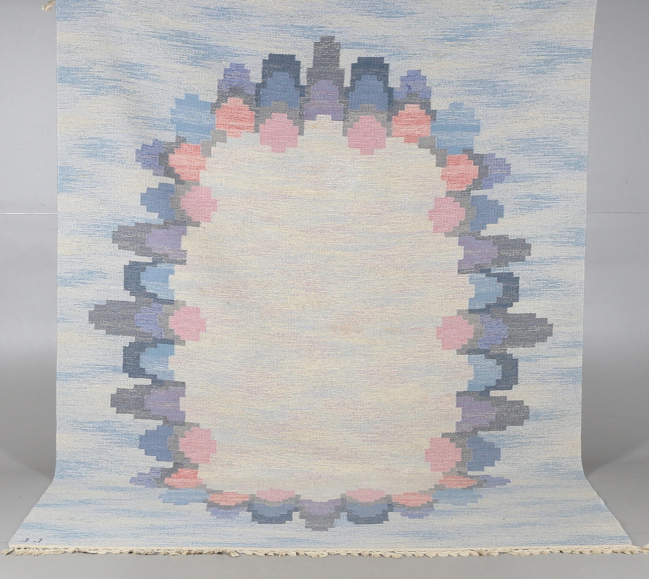 JUDITH JOHANSSON. (1916-1993), "Blomsterkrans", gobelängteknik, 200 x 260 cm, signerad JJ (Judith Johansson).