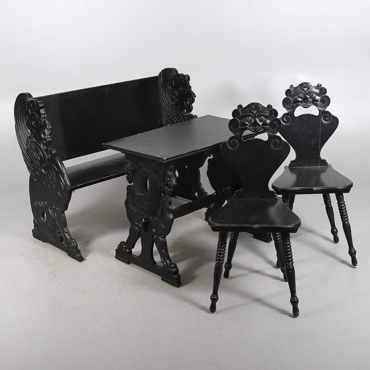 SOFFA, BORD samt två STOLAR, trä, skuren dekor i form av lejon, 18/1900-tal.