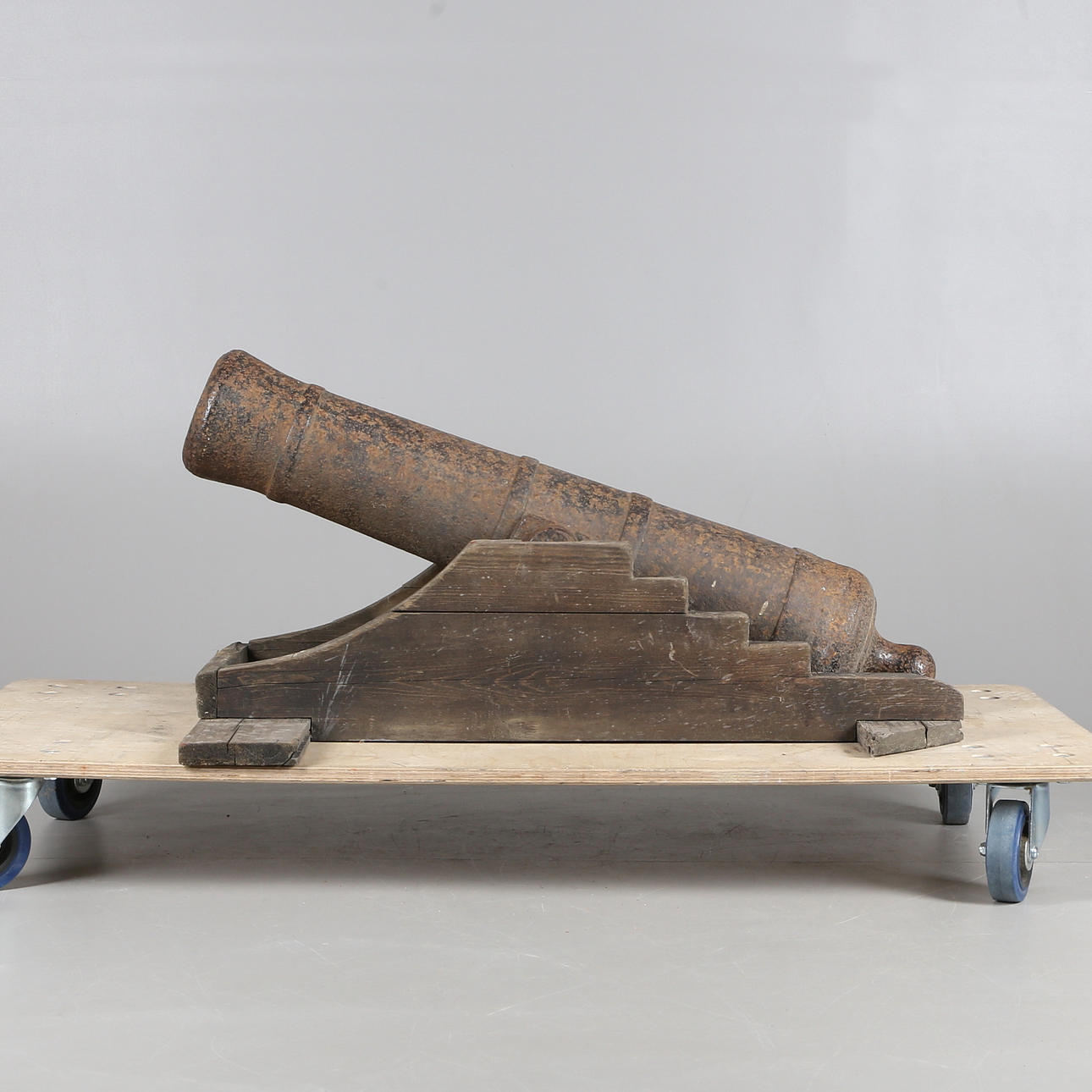 KANON, gjutjärn, med trälavett, märkt VB=Vedevågs bruk samt daterad 1778.