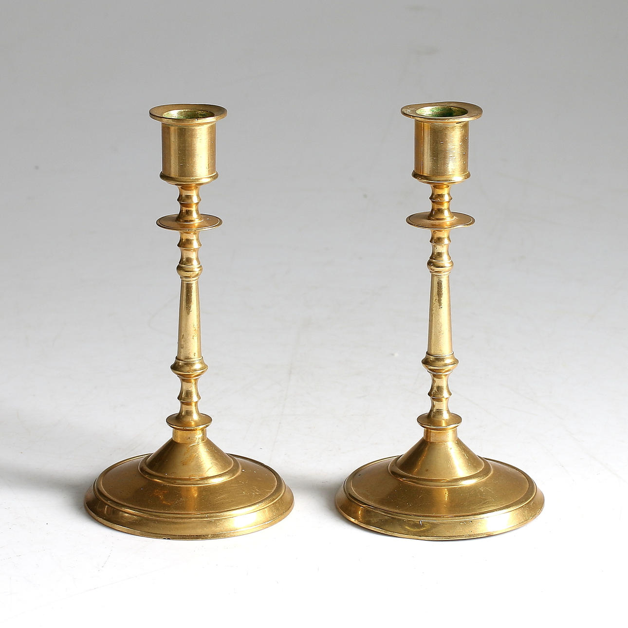 LJUSSTAKAR, ett par, mässing, modell "No 90", Skultuna bruk, omkring sekelskiftet 18/1900.