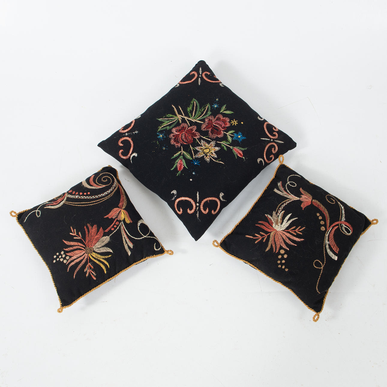 KUDDAR. 3 st, handbroderade, 1930-talet.