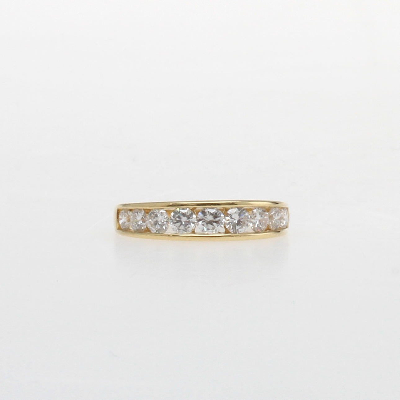 RING, 18k guld med 9 diamanter, totalt ca 1,00 ct, vikt 3,3 gram.