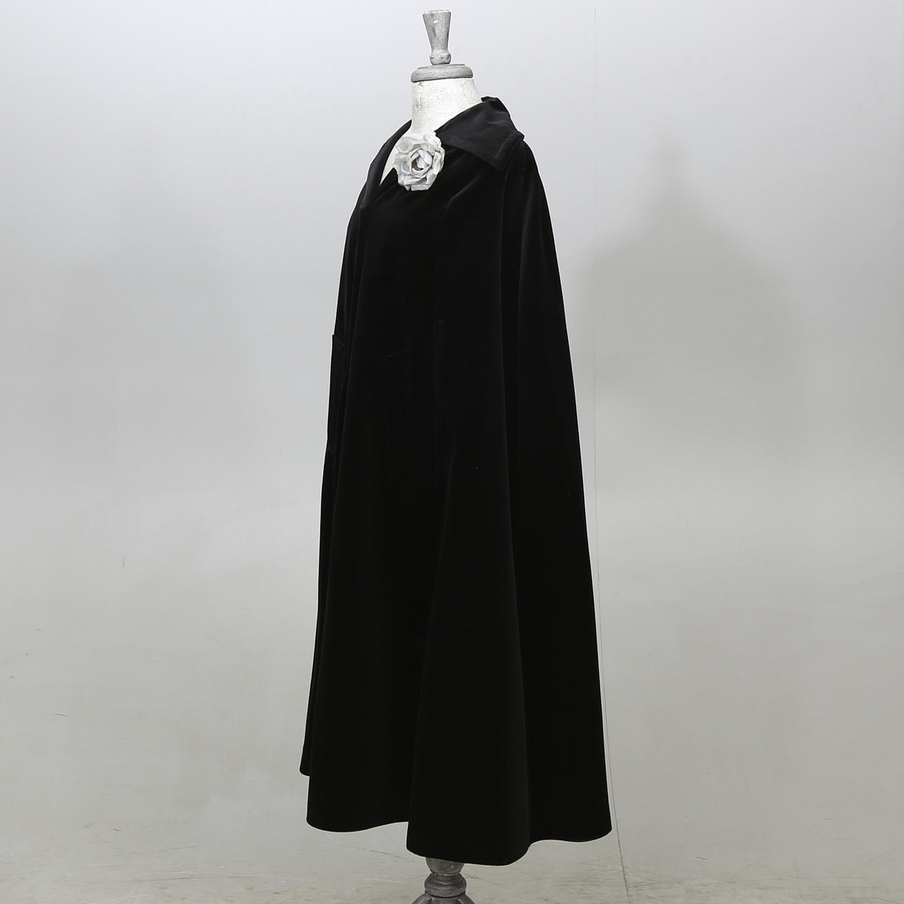 CAPE och HANDLEDSVÄRMARE, sammet, Danmark, 1900-talets andra hälft.