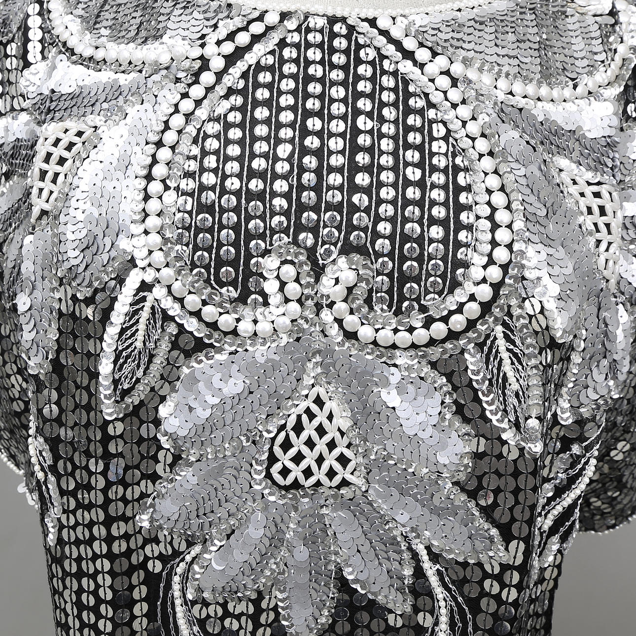 TOPPAR, 2 st, paljettbroderi, 1900-talets andra hälft.