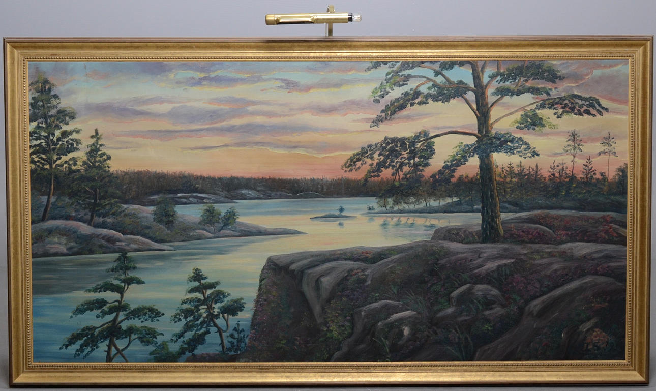 OIDENTIFIERAD KONSTNÄR. INSJÖLANDSKAP I KVÄLLSSOL. OLJA PÅ DUK.