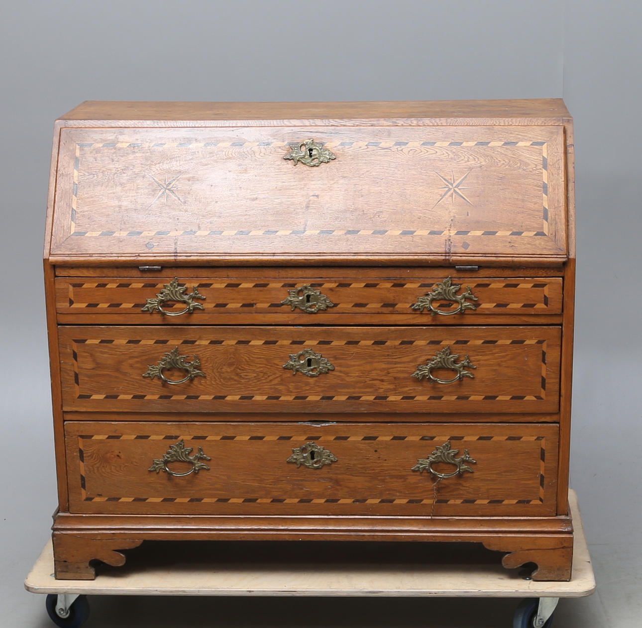 SEKRETÄR, med intarisa, 17/1800-tal.