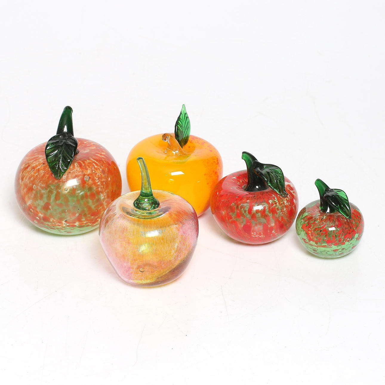 KONSTGLAS, 5 st, äpple, bl.a. Gunnel Sahlin, Kosta Boda, 1900-talets ande hälft.