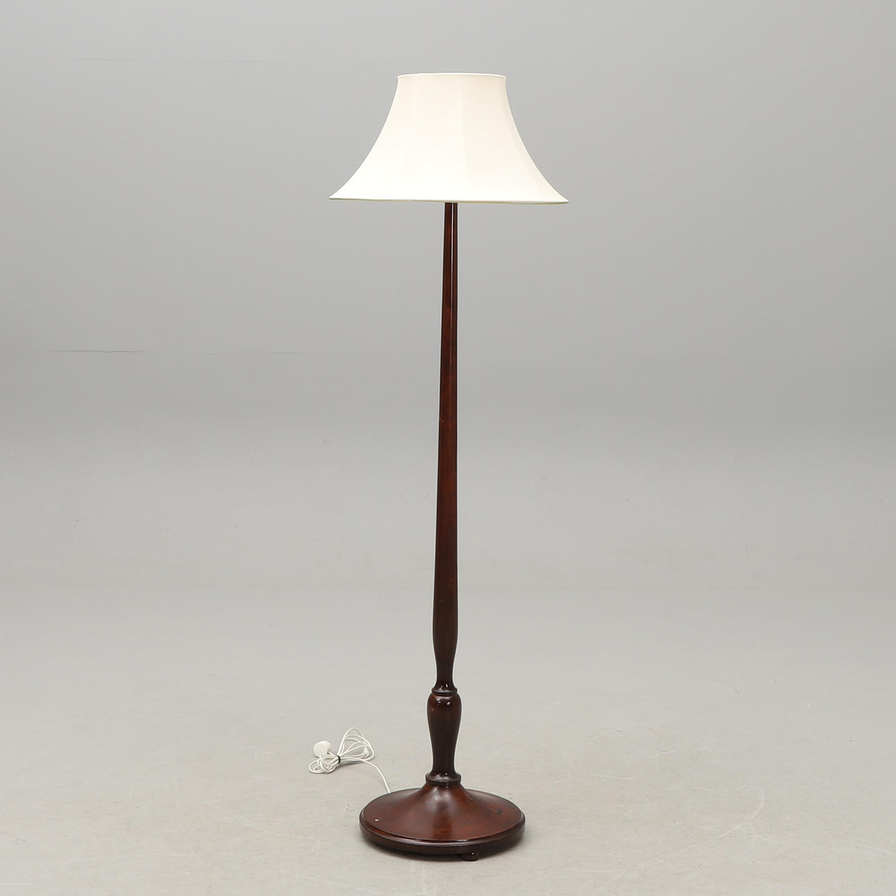 GOLVLAMPA. 1900-talets andra hälft.