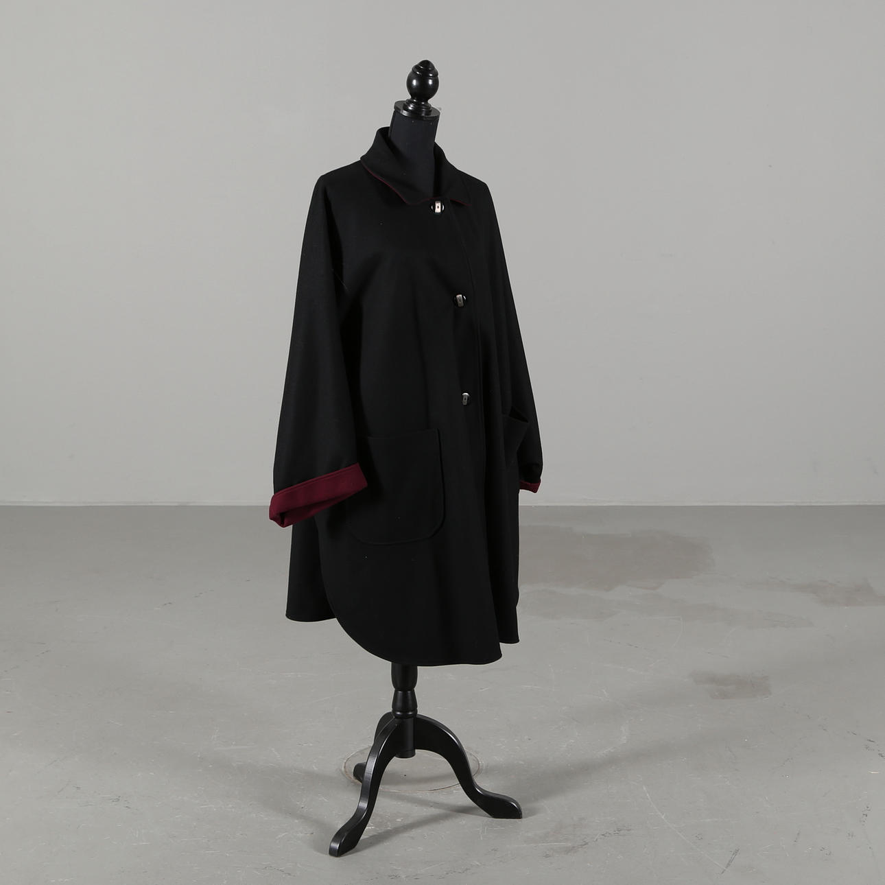 KAPPA/PONCHO, svart och vinröd ull, Kelby.