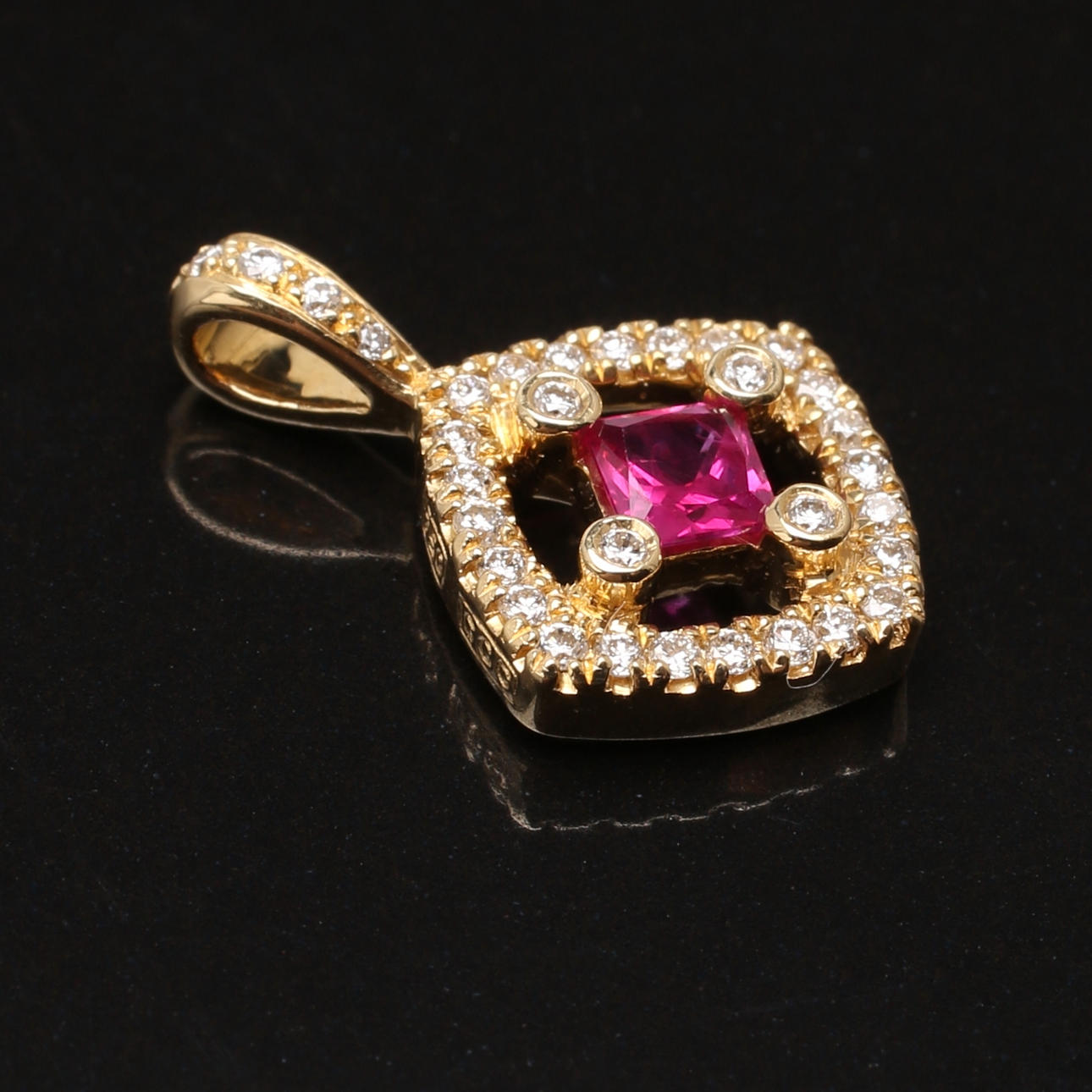 HÄNGE i 18K gulguld med rubin och diamanter, totalvikt 1,7 gram.