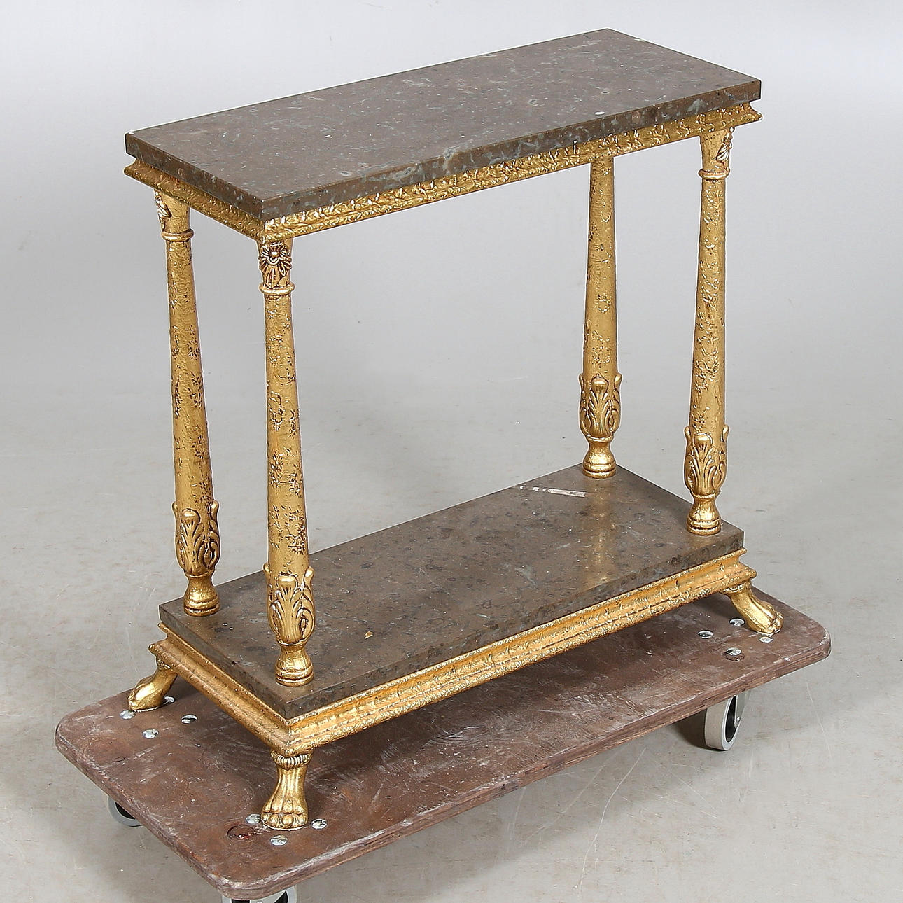 PIEDESTAL, förgylld, med två marmorskivor. 1900-talets mitt.