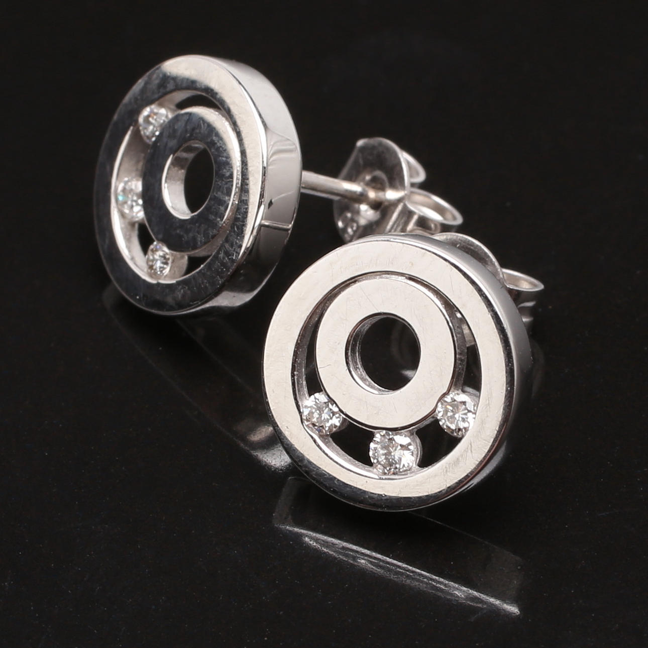 ÖRHÄNGEN i 18K vitguld med diamanter 0,14 ct, totalvikt 3,6 gram.