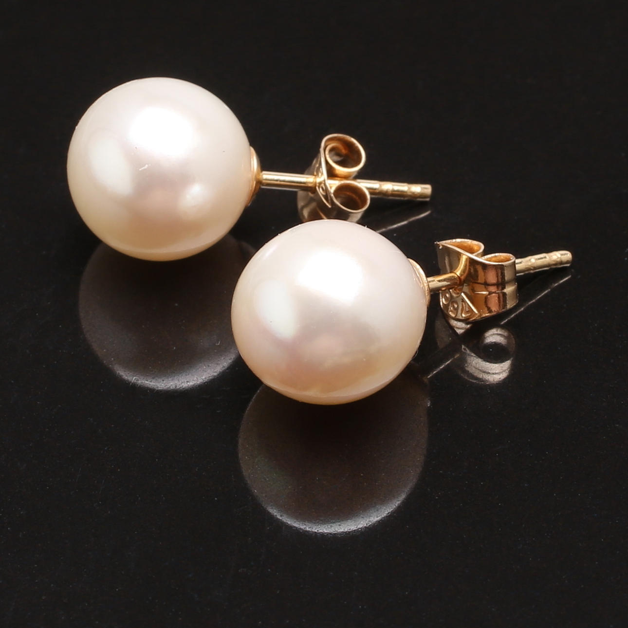 ÖRHÄNGEN i 18K gulguld med odlade pärlor, totalvikt 2,5 gram.