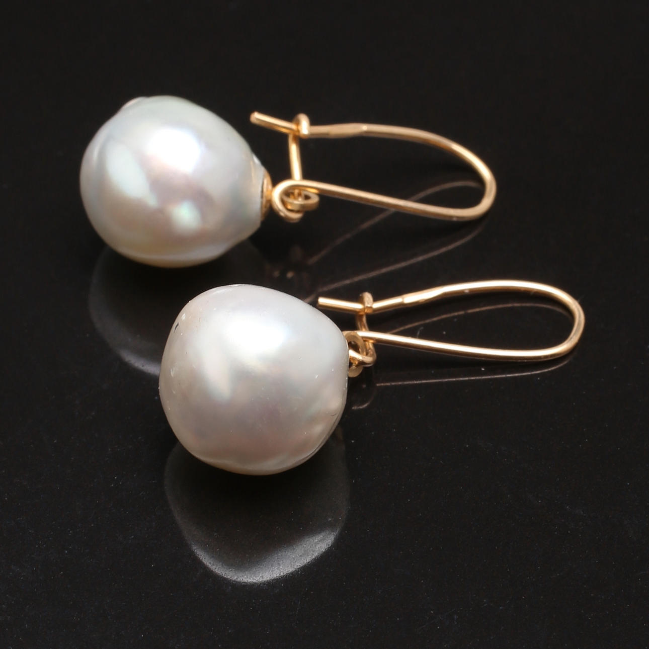 ÖRHÄNGEN i 18K gulguld med odlade pärlor, totalvikt 3,4 gram.