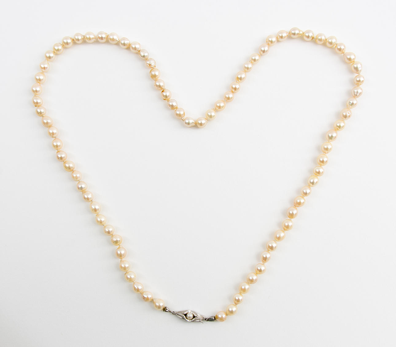 PERLENKETTE, Zuchtperlen und Weißgold.