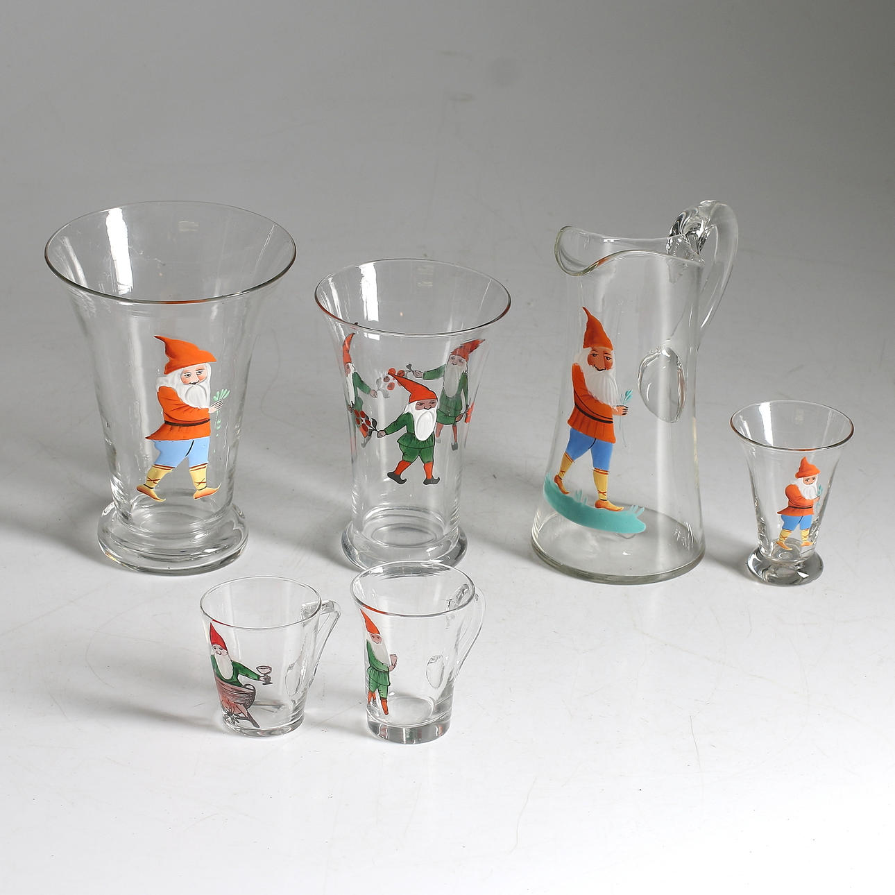 GLASSERVISDELAR, 18 delar, glas, glöggkoppar, kanna och vaser, 1900-talets första hälfft.