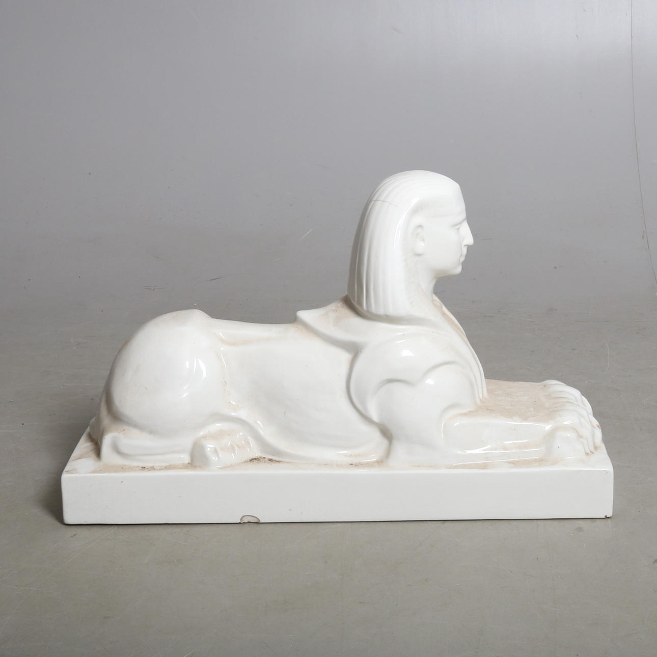 SKULPTUR, Sfinx, porslin, efter Charles Vos, troligen Koninklijke Sphinx, Nederländerna, 1900-tal.