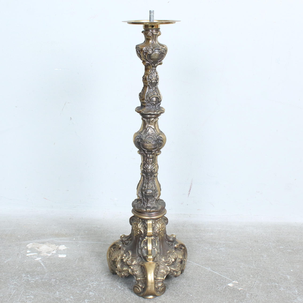Altarljusstake / kyrkoljusstake.