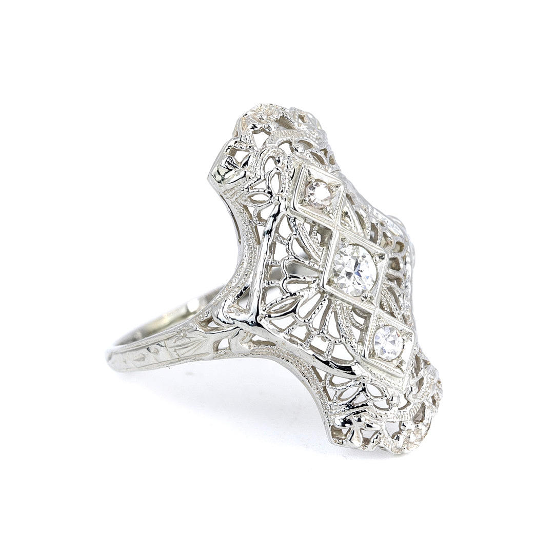 RING I 18KT GULD MED DIAMANTER.