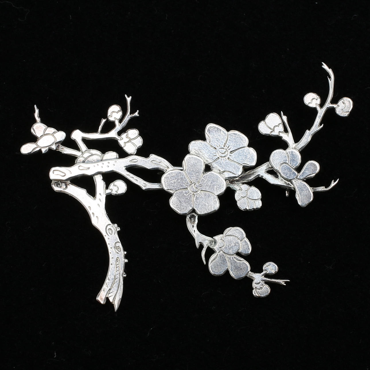 WIWEN NILSSON. Brosch, körsbärskvist, sterlingsilver, Lund 1957.