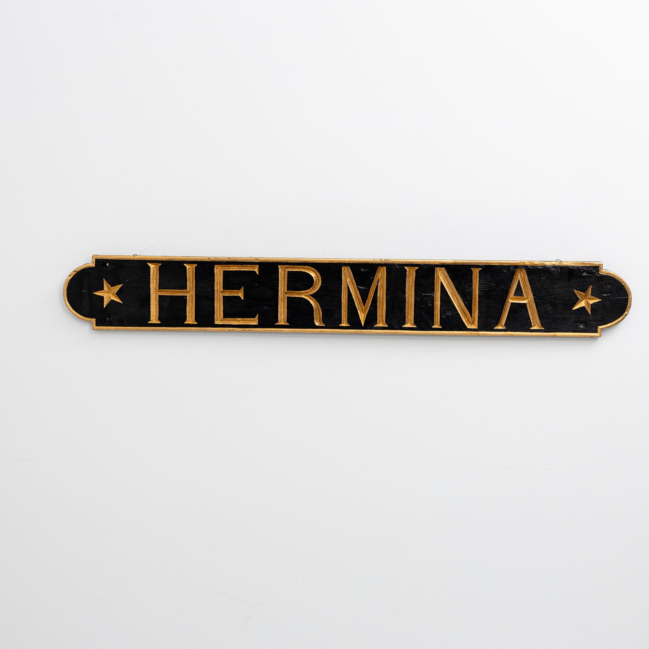 BÅTSKYLT , bemålat trä, "Hermina".