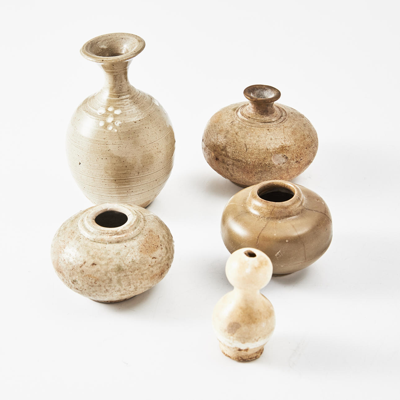 KLEINER KRUG, 5 Teile, Irdenware, China und Korea, unterschiedliches Alter, glasiert. Asiatika - Keramik & Porzellan