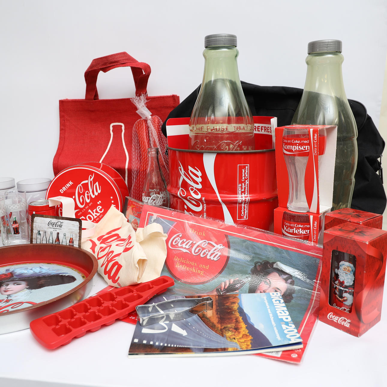 COCA COLA, Kuriosa, flaskor, brickor, glas, koppar, väskor, med mera.