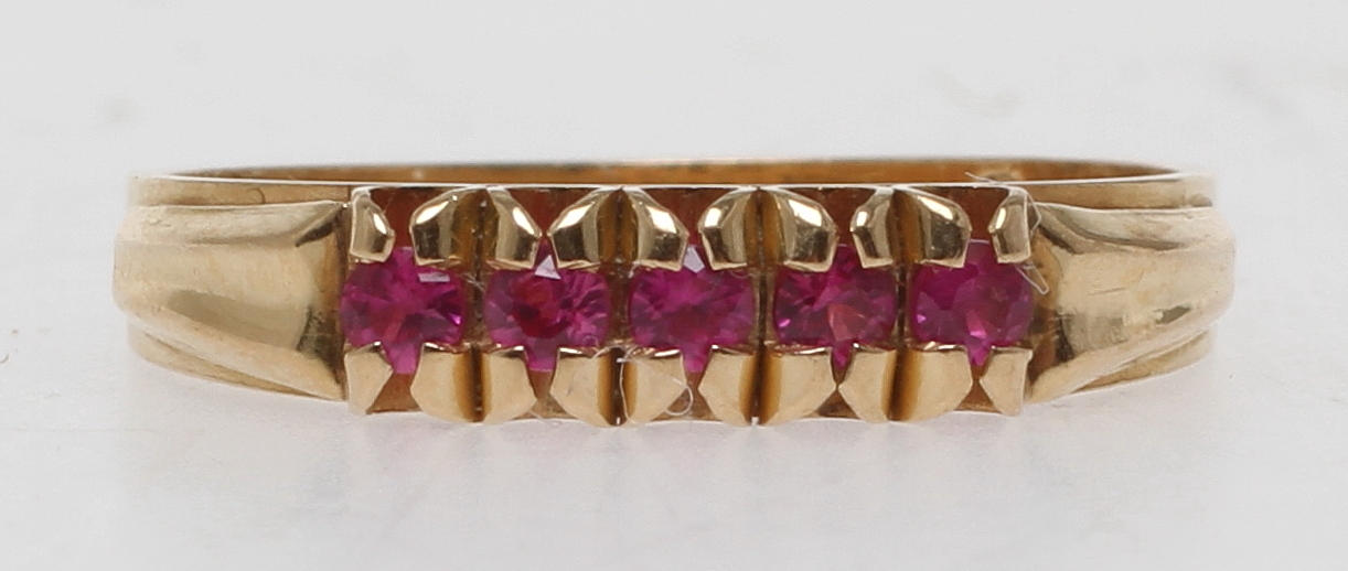 RING, 18k guld med röda stenar. Vikt 2,0 gram.
